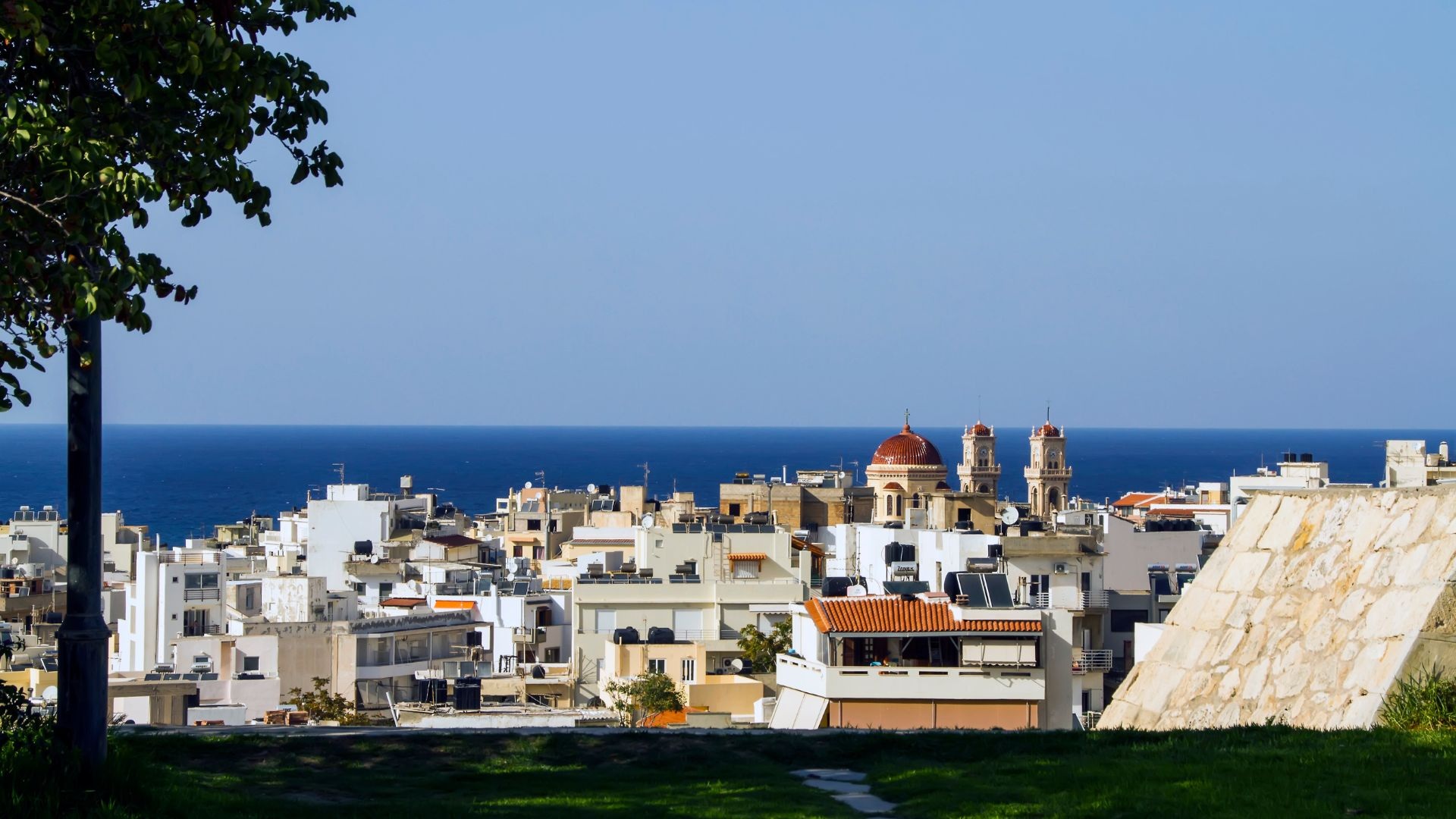 Heraklion on foot: Explore the city from Royal Gold Suites
